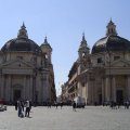 Iglesias gemelas en Piazza del Poppolo
